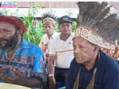 DAP Tandatangani MOU Perdamaian dan Persatuan, Akhiri Dualisme 10 Tahun Pimpinan Dewan Adat Papua (DAP), Yan Pieter Yarangga dan Dominikus Sorabut, menandatangani Memorandum of Understanding (MOU) Perdamaian dan Persatuan Internal DAP dalam rangkaian proses rekonsiliasi, di Museum Loka Budaya Universitas Cenderawasih, Jayapura, Minggu (9/8/2026). Penandatanganan ini menjadi momentum penyatuan kembali DAP setelah mengalami dualisme kepemimpinan selama lebih dari 10 tahun.