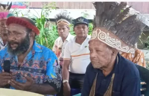 DAP Tandatangani MOU Perdamaian dan Persatuan, Akhiri Dualisme 10 Tahun Pimpinan Dewan Adat Papua (DAP), Yan Pieter Yarangga dan Dominikus Sorabut, menandatangani Memorandum of Understanding (MOU) Perdamaian dan Persatuan Internal DAP dalam rangkaian proses rekonsiliasi, di Museum Loka Budaya Universitas Cenderawasih, Jayapura, Minggu (9/8/2026). Penandatanganan ini menjadi momentum penyatuan kembali DAP setelah mengalami dualisme kepemimpinan selama lebih dari 10 tahun.