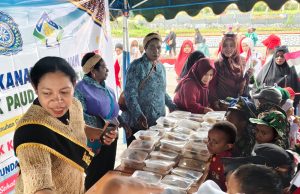 TP PKK dan Pokja PAUD Deiyai Berikan Makanan Tambahan untuk Anak Usia Dini
