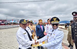 Momentum HUT RI ke-81, Bupati Deiyai Serahkan SK CPNS Sisa Formasi 2024 dan PPPK