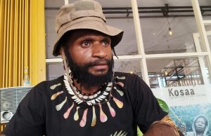 “Jangan Hanya Minta Masyarakat Advokasi, Pastikan Jalurnya Aman,” Kata Marcelino Pigai Ketua Grup Aksi Amnesty International Indonesia Marcelino Weegoby Pigai saat menggelar jumpa pers di cafe enauto - DOc. tiiruu