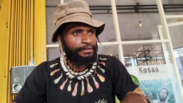 IMG-20260818-WA0289 Ketua Grup Aksi Amnesty International Indonesia Marcelino Weegoby Pigai saat menggelar jumpa pers di cafe enauto - DOc. tiiruu