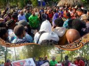 Usai Letakkan Batu Pertama Gedung Gereja GKII Efata Minimo, Wagub Ones Pahabol Salurkan Bantuan Bagi Warga Terdampak Kekeringan Dari Kementerian Sosial