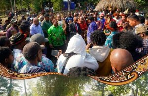 Usai Letakkan Batu Pertama Gedung Gereja GKII Efata Minimo, Wagub Ones Pahabol Salurkan Bantuan Bagi Warga Terdampak Kekeringan Dari Kementerian Sosial