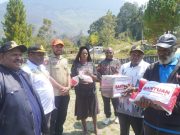 Nonton Keluhan Warga Di Sosmed Wagub Papua Pegunungan Bersama Kemensos Tiba Di Walaik Salurkan Beras, Wagub Pahabol: Ini Terjadi Karena Doa Masyarakat