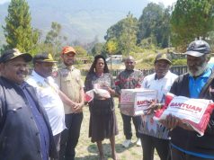 Nonton Keluhan Warga Di Sosmed Wagub Papua Pegunungan Bersama Kemensos Tiba Di Walaik Salurkan Beras, Wagub Pahabol: Ini Terjadi Karena Doa Masyarakat