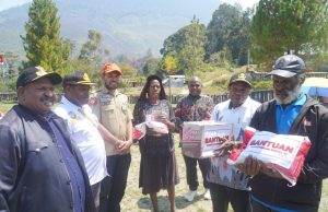 Nonton Keluhan Warga Di Sosmed Wagub Papua Pegunungan Bersama Kemensos Tiba Di Walaik Salurkan Beras, Wagub Pahabol: Ini Terjadi Karena Doa Masyarakat