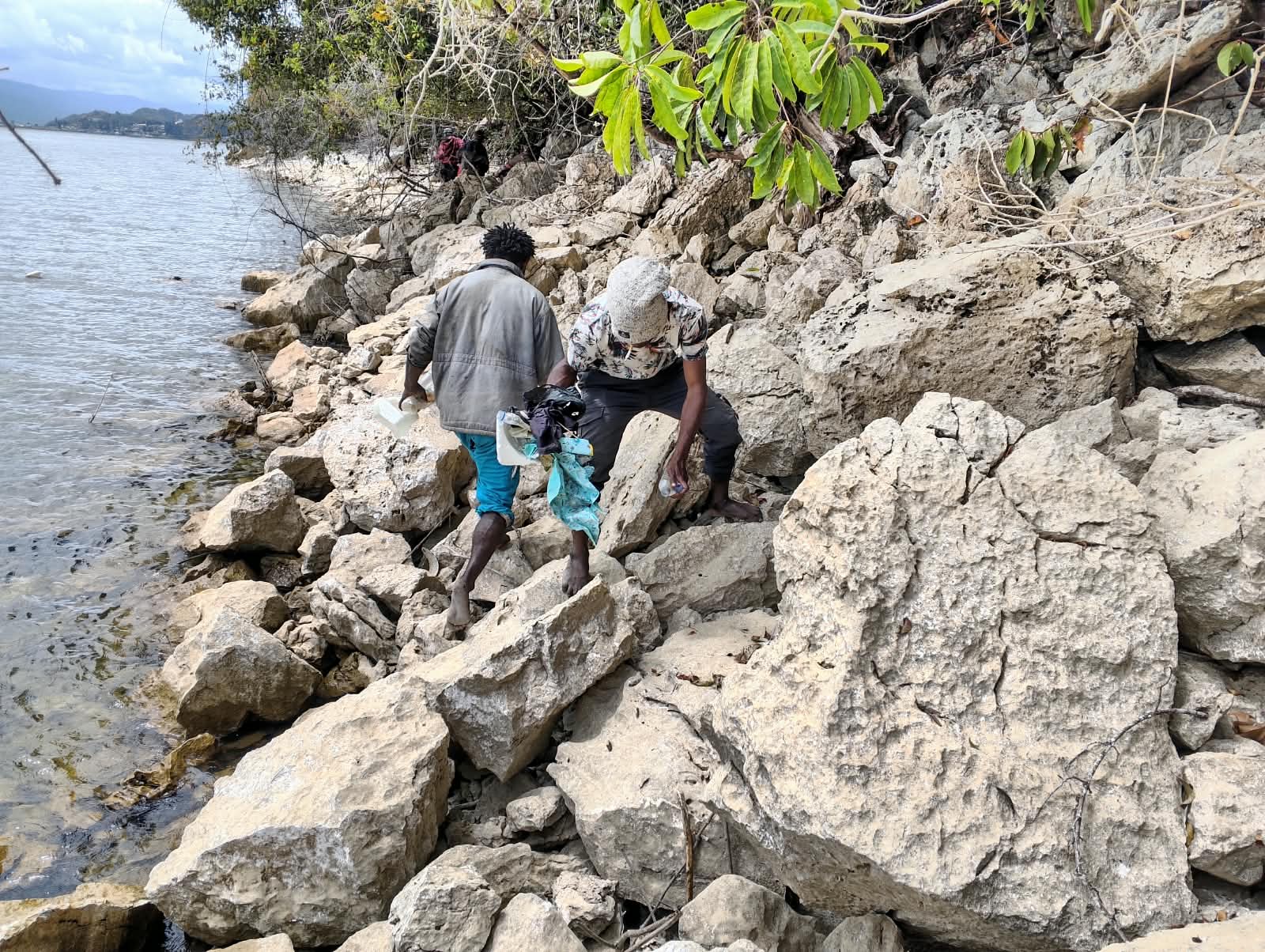 Masyarakat Kampung Epouto, Distrik Yatamo, Kabupaten Paniai, membersihkan sampah di sepanjang pinggiran Danau Paniai, Sabtu (29/8/2026), sebagai tindak lanjut kesepakatan bersama tentang kebersihan dan perlindungan lingkungan kampung.