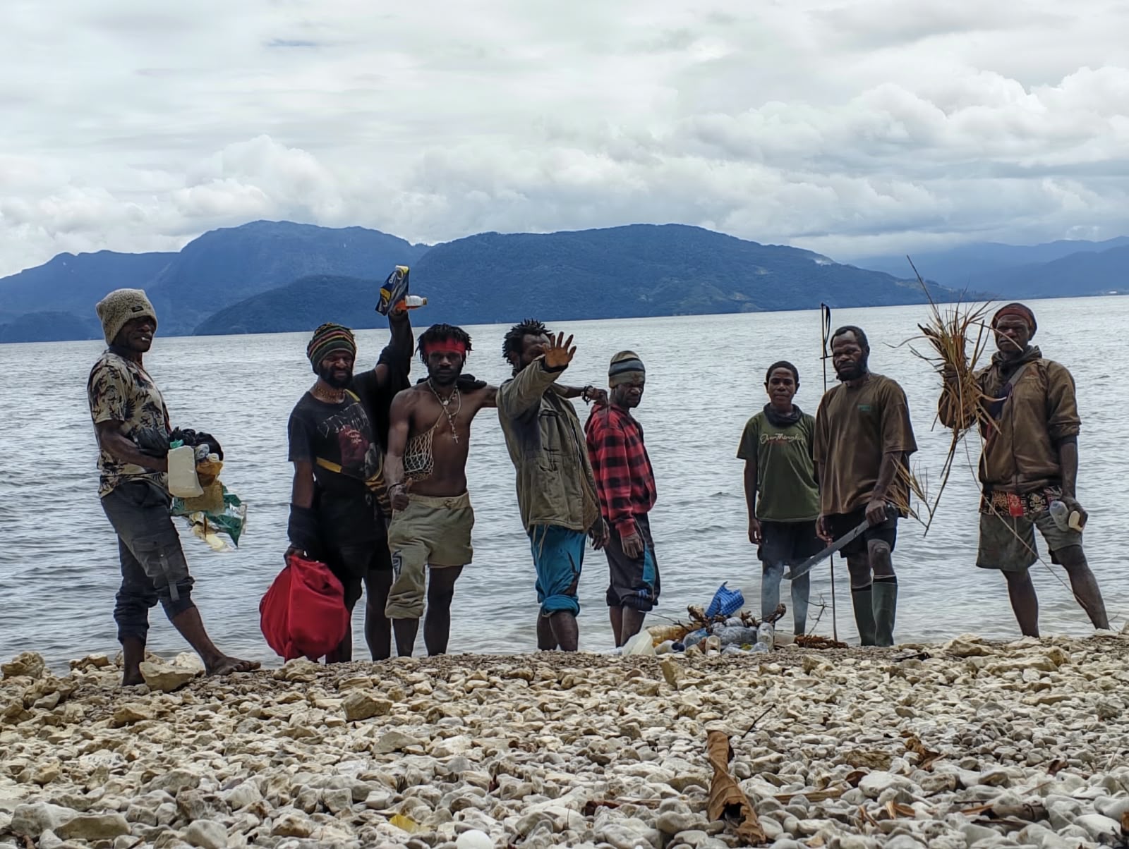 Masyarakat Kampung Epouto, Distrik Yatamo, Kabupaten Paniai, membersihkan sampah di sepanjang pinggiran Danau Paniai, Sabtu (29/8/2026), sebagai tindak lanjut kesepakatan bersama tentang kebersihan dan perlindungan lingkungan kampung.
