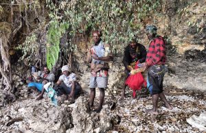 Jalankan Kesepakatan Bersama, Masyarakat Kampung Epouto Bersihkan Pinggiran Danau Paniai