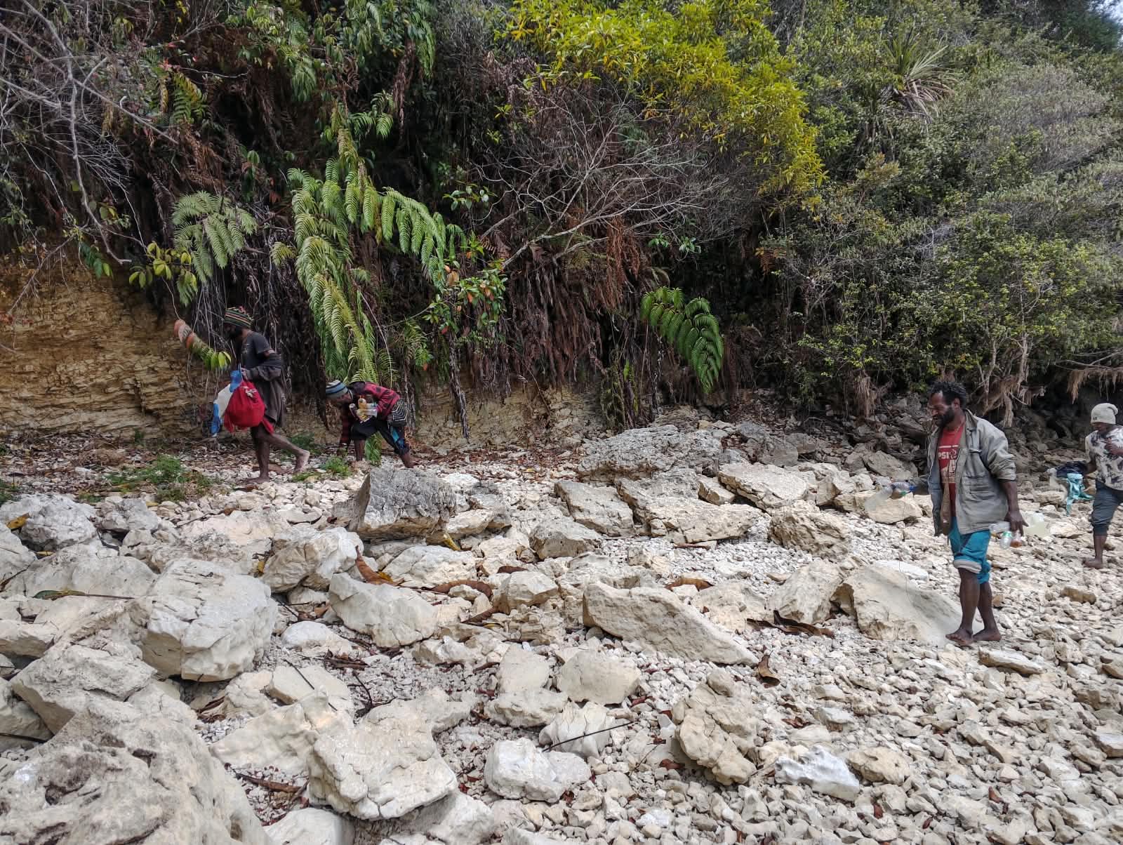 Masyarakat Kampung Epouto, Distrik Yatamo, Kabupaten Paniai, membersihkan sampah di sepanjang pinggiran Danau Paniai, Sabtu (29/8/2026), sebagai tindak lanjut kesepakatan bersama tentang kebersihan dan perlindungan lingkungan kampung.