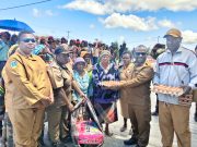 Bupati Deiyai Salurkan Bantuan Sosial bagi Disabilitas dan Kelompok Rentan