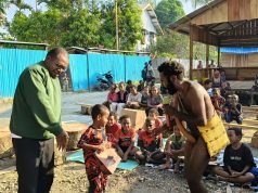 KO’SAPA Resmi Dipimpin Mecky Tebai, Siap Perkuat Pelestarian Sastra Papua Mantan Ketua KO'SAPA Hengky Yeimo dan Ketua KO'SAPA terpilih Mecky Tebai saat Perayaan HUT Mambesak ke 48 di Rumah Inspirasi Kebadabi, Mapidoba, Rabu, (05/6/2026)