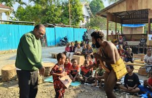 KO’SAPA Resmi Dipimpin Mecky Tebai, Siap Perkuat Pelestarian Sastra Papua Mantan Ketua KO'SAPA Hengky Yeimo dan Ketua KO'SAPA terpilih Mecky Tebai saat Perayaan HUT Mambesak ke 48 di Rumah Inspirasi Kebadabi, Mapidoba, Rabu, (05/6/2026)