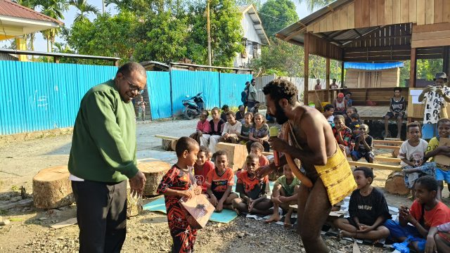 IMG20260805160649 Mantan Ketua KO'SAPA Hengky Yeimo dan Ketua KO'SAPA terpilih Mecky Tebai saat Perayaan HUT Mambesak ke 48 di Rumah Inspirasi Kebadabi, Mapidoba, Rabu, (05/6/2026)