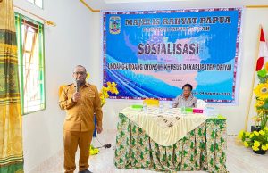 Bupati Deiyai Paparkan Program Otsus, MRP Papua Tengah Apresiasi Implementasi Pembangunan Pembaruan pemahaman Otonomi Khusus harus berjalan seiring dengan implementasi di lapangan. Bupati Deiyai Melkianus Mote, S.T. menerima Buku Saku Undang-Undang Otonomi Khusus Papua dari Majelis Rakyat Papua (MRP) Provinsi Papua Tengah dalam kegiatan Sosialisasi Otsus di Deiyai. Kegiatan berlangsung di Penginapan Putri, Tougiibaugi, Kabupaten Deiyai Senin, 4 Agustus 2026 - Doc. AMY/Tiiruu.com