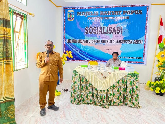 WhatsApp Image 2026-08-04 at 18.06.13 Pembaruan pemahaman Otonomi Khusus harus berjalan seiring dengan implementasi di lapangan. Bupati Deiyai Melkianus Mote, S.T. menerima Buku Saku Undang-Undang Otonomi Khusus Papua dari Majelis Rakyat Papua (MRP) Provinsi Papua Tengah dalam kegiatan Sosialisasi Otsus di Deiyai. Kegiatan berlangsung di Penginapan Putri, Tougiibaugi, Kabupaten Deiyai Senin, 4 Agustus 2026 - Doc. AMY/Tiiruu.com