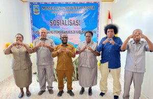 Terima Buku Saku Otsus, Bupati Deiyai Minta Seluruh OPD Selaraskan Program dengan Amanat Undang-Undang Bupati Deiyai, Melkianus Mote, S.T., menerima Buku Saku Undang-Undang Otonomi Khusus Papua dari Ketua Pokja Perempuan MRP Papua Tengah sekaligus Ketua Tim Sosialisasi UU Otsus, Debora Mote, dalam kegiatan Sosialisasi Undang-Undang Otsus di Penginapan Putri, Tougiibaugi, Deiyai, Senin (4/8/2026) - Doc. AMY/ Tiiruu