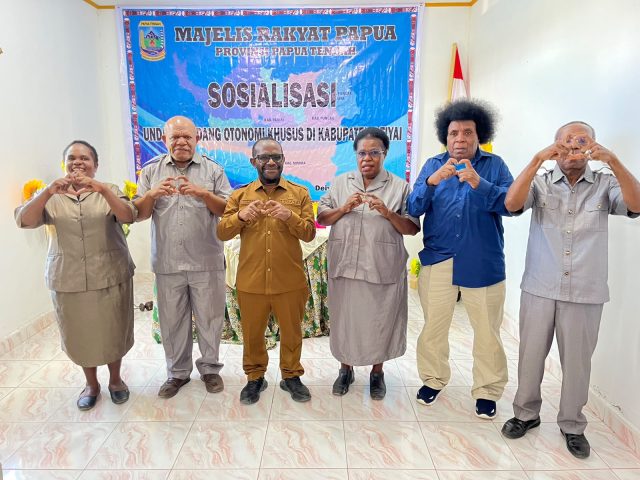 WhatsApp Image 2026-08-04 at 18.06.14 Bupati Deiyai, Melkianus Mote, S.T., menerima Buku Saku Undang-Undang Otonomi Khusus Papua dari Ketua Pokja Perempuan MRP Papua Tengah sekaligus Ketua Tim Sosialisasi UU Otsus, Debora Mote, dalam kegiatan Sosialisasi Undang-Undang Otsus di Penginapan Putri, Tougiibaugi, Deiyai, Senin (4/8/2026) - Doc. AMY/ Tiiruu