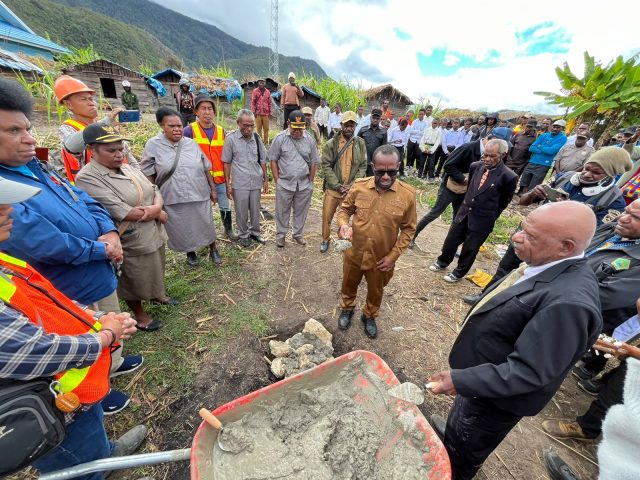 Bupati Deiyai, Melkianus Mote, S.T., melakukan peletakan batu pertama pembangunan Asrama SMPTK YPPGI Baida Troutman Gakokebo di Kampung Gakokebo, Distrik Tigi Barat, Kabupaten Deiyai, Selasa (4/8/2026).