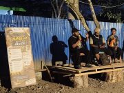 AI Harus Jadi Alat, Bukan Pengganti Kreativitas Manusia Ketua Dewan Adat Meepago Okto Marco Pekei saat memberikan materi pada saat Perayaah HUT Mambesak di Mapiduba - Doc. Kosapa