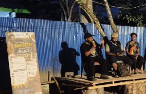 AI Harus Jadi Alat, Bukan Pengganti Kreativitas Manusia Ketua Dewan Adat Meepago Okto Marco Pekei saat memberikan materi pada saat Perayaah HUT Mambesak di Mapiduba - Doc. Kosapa