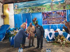 Wakil Bupati Deiyai Buka Konfercab IV WKRI Paroki St. Yohanis Pemandi Waghete, Dorong Sinergi dengan Pemerintah Daerah Wakil Bupati Deiyai, Ayub Pigome, menyampaikan sambutan sekaligus membuka secara resmi Konferensi Cabang (Konfercab) IV Wanita Katolik Republik Indonesia (WKRI) Paroki St. Yohanis Pemandi Waghete di Waghete, Rabu (6/8/2026). Dalam sambutannya, Ayub mengajak WKRI memperkuat sinergi dengan Pemerintah Kabupaten Deiyai untuk mendukung pemberdayaan perempuan, ketahanan keluarga, serta pembangunan daerah yang sejalan dengan visi "Enaimoo Ekowai Untuk Deiyai." (Foto: TIIRUU.COM/AMY).