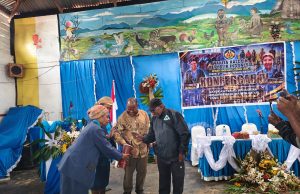 Wakil Bupati Deiyai Buka Konfercab IV WKRI Paroki St. Yohanis Pemandi Waghete, Dorong Sinergi dengan Pemerintah Daerah Wakil Bupati Deiyai, Ayub Pigome, menyampaikan sambutan sekaligus membuka secara resmi Konferensi Cabang (Konfercab) IV Wanita Katolik Republik Indonesia (WKRI) Paroki St. Yohanis Pemandi Waghete di Waghete, Rabu (6/8/2026). Dalam sambutannya, Ayub mengajak WKRI memperkuat sinergi dengan Pemerintah Kabupaten Deiyai untuk mendukung pemberdayaan perempuan, ketahanan keluarga, serta pembangunan daerah yang sejalan dengan visi "Enaimoo Ekowai Untuk Deiyai." (Foto: TIIRUU.COM/AMY).