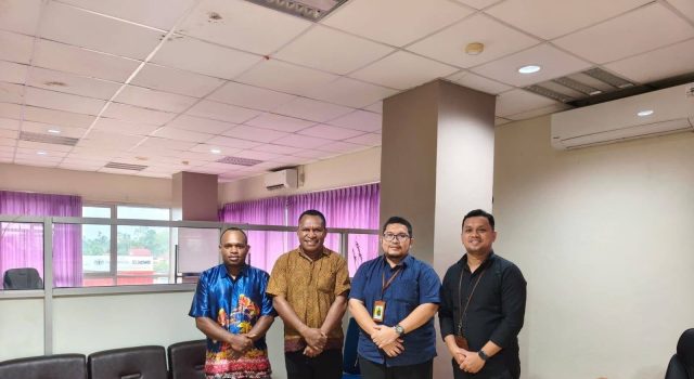 DPMK Deiyai Perkuat Sinergi dengan Kantor Pajak Pratama Timika, Tingkatkan Kepatuhan Perpajakan dan Tata Kelola Keuangan Kepala DPMK Kabupaten Deiyai, Dr. Ferdinant Pakage, M.M., M.AP., saat melakukan koordinasi dengan Kantor Pelayanan Pajak (KPP) Pratama Timika di Timika, Kamis (6/8/2026), dalam rangka memperkuat kepatuhan perpajakan dan tata kelola administrasi keuangan DPMK Kabupaten Deiyai.