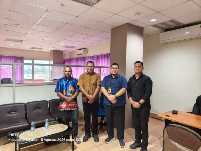 WhatsApp Image 2026-08-06 at 16.48.17 Kepala DPMK Kabupaten Deiyai, Dr. Ferdinant Pakage, M.M., M.AP., saat melakukan koordinasi dengan Kantor Pelayanan Pajak (KPP) Pratama Timika di Timika, Kamis (6/8/2026), dalam rangka memperkuat kepatuhan perpajakan dan tata kelola administrasi keuangan DPMK Kabupaten Deiyai.