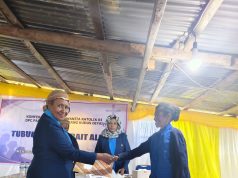Petornela Giyai Nahkodai WKRI Paroki Segala Orang Kudus Diyai Periode 2026–2030 Ketua terpilih WKRI DPC Paroki Segala Orang Kudus Diyai, Petornela Giyai, bersama Ketua DPD WKRI Keuskupan Timika, Irene Kipimbob Adii, usai pelantikan kepengurusan WKRI periode 2026–2030 di Aula Paroki Segala Orang Kudus Diyai, Distrik Tigi Barat, Kabupaten Deiyai, Selasa (4/8/2026).