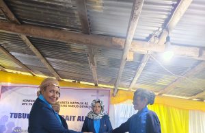 Petornela Giyai Nahkodai WKRI Paroki Segala Orang Kudus Diyai Periode 2026–2030 Ketua terpilih WKRI DPC Paroki Segala Orang Kudus Diyai, Petornela Giyai, bersama Ketua DPD WKRI Keuskupan Timika, Irene Kipimbob Adii, usai pelantikan kepengurusan WKRI periode 2026–2030 di Aula Paroki Segala Orang Kudus Diyai, Distrik Tigi Barat, Kabupaten Deiyai, Selasa (4/8/2026).