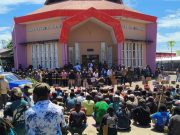 Sengketa Tanah KM 95–102, Front Simapitowa Desak DPR Papua Tengah Bentuk Tim dan Cabut Papan Nama Masa Aksi dari SIMAPITOWA saat mendatangi kantor DPR PT mengatarkan Aspirasi, Senin (10/8/2026)