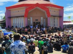 Sengketa Tanah KM 95–102, Front Simapitowa Desak DPR Papua Tengah Bentuk Tim dan Cabut Papan Nama Masa Aksi dari SIMAPITOWA saat mendatangi kantor DPR PT mengatarkan Aspirasi, Senin (10/8/2026)
