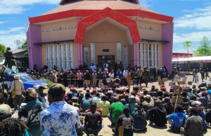Sengketa Tanah KM 95–102, Front Simapitowa Desak DPR Papua Tengah Bentuk Tim dan Cabut Papan Nama Masa Aksi dari SIMAPITOWA saat mendatangi kantor DPR PT mengatarkan Aspirasi, Senin (10/8/2026)