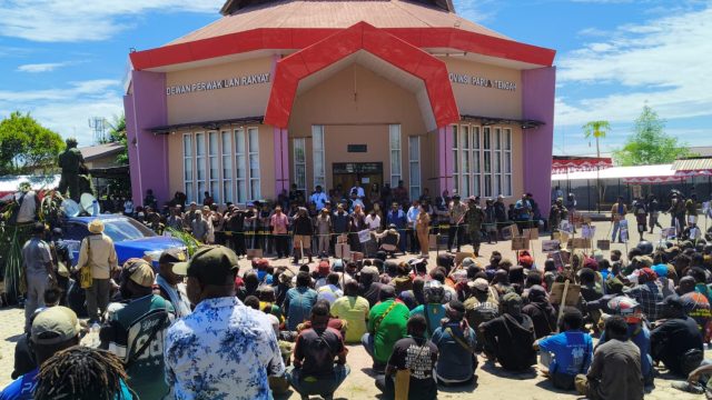 WhatsApp Image 2026-08-10 at 17.26.53 Masa Aksi dari SIMAPITOWA saat mendatangi kantor DPR PT mengatarkan Aspirasi, Senin (10/8/2026)