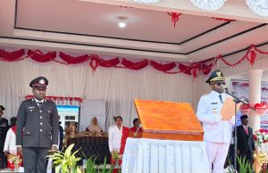 HUT ke-81 RI, Bupati Deiyai Tegaskan Komitmen Perkuat Pembangunan dan Kesejahteraan Masyarakat Bupati Deiyai Melkianus Mote saat memberikan arahan dihadapan peserta Upaacara HUT RI di Waghete - Doc. Tiiruu.com