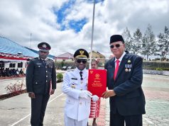 HUT ke-81 RI, Sejarah Baru di Deiyai: Bupati Serahkan Satyalancana Karya Satya dari Presiden kepada Vauz Zahary Bupati Deiyai Melkianus Mote, S.T., secara simbolis menyerahkan Satyalancana Karya Satya yang dianugerahkan oleh Presiden Republik Indonesia kepada Vauz Zahary, S.E. kegiatan ini yang berlangsung di Halaman Kantor Bupati Deiyai, Waghete, Senin (17/8/2026) -Doc. Tiiruu.com