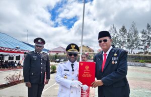 HUT ke-81 RI, Sejarah Baru di Deiyai: Bupati Serahkan Satyalancana Karya Satya dari Presiden kepada Vauz Zahary Bupati Deiyai Melkianus Mote, S.T., secara simbolis menyerahkan Satyalancana Karya Satya yang dianugerahkan oleh Presiden Republik Indonesia kepada Vauz Zahary, S.E. kegiatan ini yang berlangsung di Halaman Kantor Bupati Deiyai, Waghete, Senin (17/8/2026) -Doc. Tiiruu.com