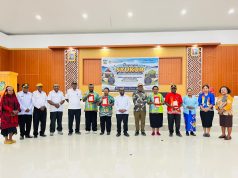 Syukuri Hasil Akreditasi, Dinas Kesehatan Deiyai Tegaskan Komitmen Tingkatkan Mutu Pelayanan Jajaran Dinas Kesehatan Kabupaten Deiyai bersama tenaga kesehatan menyampaikan komitmen untuk terus meningkatkan mutu pelayanan kesehatan kepada masyarakat setelah menyelesaikan proses dan menerima hasil akreditasi. Capaian tersebut menjadi bahan evaluasi sekaligus motivasi dalam memperkuat kualitas pelayanan kesehatan di Kabupaten Deiyai.