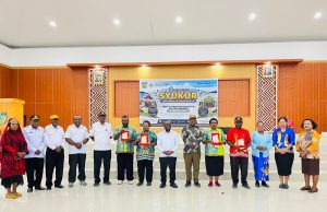 Syukuri Hasil Akreditasi, Dinas Kesehatan Deiyai Tegaskan Komitmen Tingkatkan Mutu Pelayanan Jajaran Dinas Kesehatan Kabupaten Deiyai bersama tenaga kesehatan menyampaikan komitmen untuk terus meningkatkan mutu pelayanan kesehatan kepada masyarakat setelah menyelesaikan proses dan menerima hasil akreditasi. Capaian tersebut menjadi bahan evaluasi sekaligus motivasi dalam memperkuat kualitas pelayanan kesehatan di Kabupaten Deiyai.