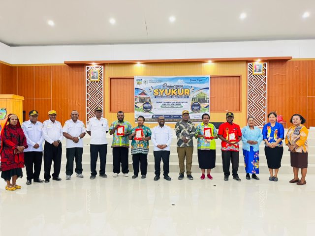 WhatsApp Image 2026-08-19 at 19.07.54 Jajaran Dinas Kesehatan Kabupaten Deiyai bersama tenaga kesehatan menyampaikan komitmen untuk terus meningkatkan mutu pelayanan kesehatan kepada masyarakat setelah menyelesaikan proses dan menerima hasil akreditasi. Capaian tersebut menjadi bahan evaluasi sekaligus motivasi dalam memperkuat kualitas pelayanan kesehatan di Kabupaten Deiyai.
