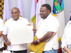Gubernur Meki Nawipa Tunjuk Emanuel You sebagai Juru Bicara Gubernur Papua Tengah Gubernur Papua Tengah Meki Nawipa secara resmi menunjuk Emanuel You sebagai Juru Bicara Gubernur Papua Tengah. Penunjukan ini diharapkan dapat memperkuat komunikasi dan penyampaian informasi pemerintah kepada masyarakat Papua Tengah.