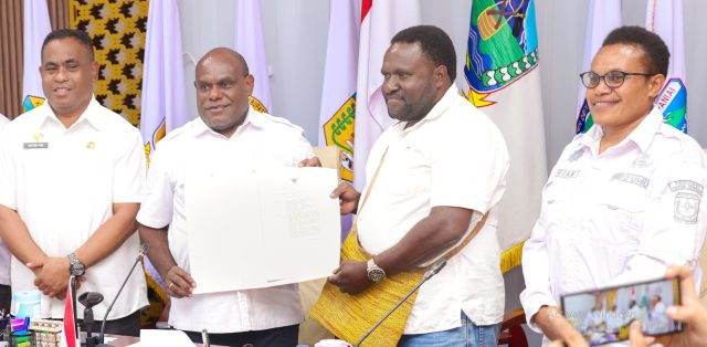 WhatsApp Image 2026-08-19 at 20.58.12 Gubernur Papua Tengah Meki Nawipa secara resmi menunjuk Emanuel You sebagai Juru Bicara Gubernur Papua Tengah. Penunjukan ini diharapkan dapat memperkuat komunikasi dan penyampaian informasi pemerintah kepada masyarakat Papua Tengah.