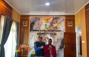 Plt. Inspektur Deiyai Bantu Rp10 Juta untuk Natal Mahasiswa Se-Jawa dan Bali Plt. Inspektur Deiyai Peter J. Matakena menyerahkan bantuan Rp10 juta kepada Panitia Natal Mahasiswa IPMANAPANDODE Se-Jawa dan Bali di Kantor Inspektorat Deiyai, Kamis (27/8/2026) - Doc. Tiiruu