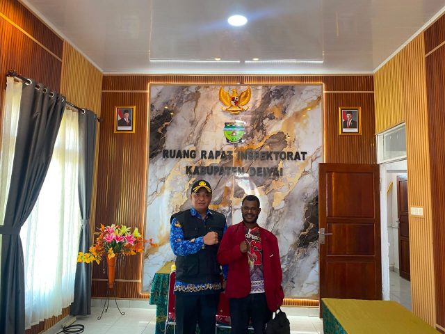WhatsApp Image 2026-08-28 at 07.15.47 Plt. Inspektur Deiyai Peter J. Matakena menyerahkan bantuan Rp10 juta kepada Panitia Natal Mahasiswa IPMANAPANDODE Se-Jawa dan Bali di Kantor Inspektorat Deiyai, Kamis (27/8/2026) - Doc. Tiiruu