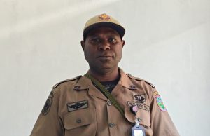 Satpol PP Deiyai Siapkan Satgas Hadapi Ancaman Kebakaran dan Krisis Air Bersih Sekretaris Satpol PP Kabupaten Deiyai, Yakobus Agapa, saat memberikan keterangan kepada media terkait kesiapsiagaan Satpol PP dan BPBD menghadapi ancaman kebakaran serta krisis air bersih di Kabupaten Deiyai, Kamis (27/8/2026) - Doc. Tiiruu.com