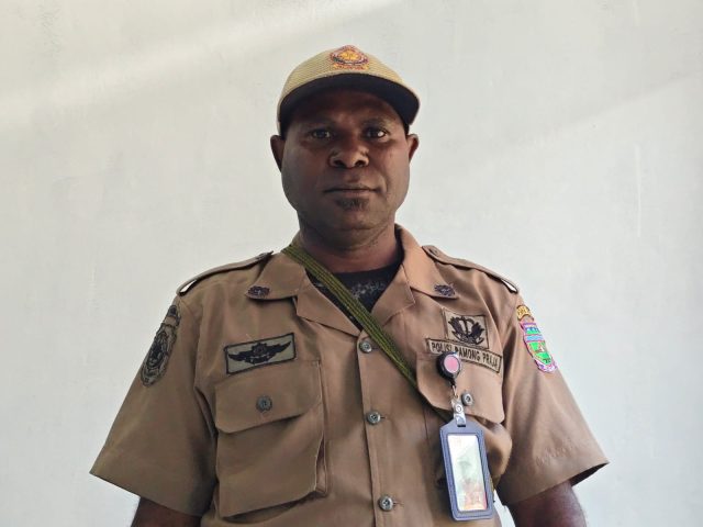 WhatsApp Image 2026-08-28 at 09.18.15 (1) Sekretaris Satpol PP Kabupaten Deiyai, Yakobus Agapa, saat memberikan keterangan kepada media terkait kesiapsiagaan Satpol PP dan BPBD menghadapi ancaman kebakaran serta krisis air bersih di Kabupaten Deiyai, Kamis (27/8/2026) - Doc. Tiiruu.com