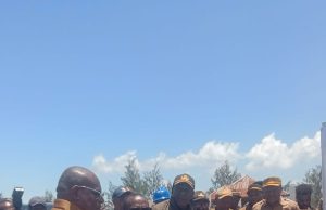 Gubernur Meki Nawipa Kunjungi Pembangunan Pasar Mama-Mama Papua di Deiyai
