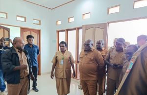 Gubernur Papua Tengah kunjungan Puskesmas Tenedagi, Tekankan Penguatan Pelayanan Kesehatan